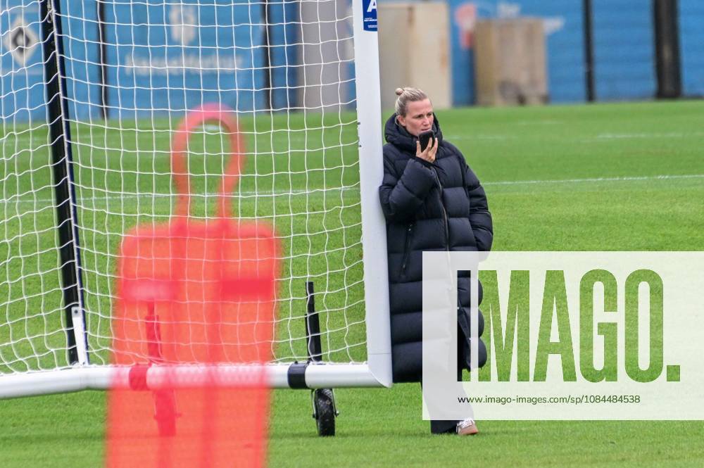 Kathleen Krüger Vorstand ( HSV ) spricht ins Handy Deutschland , Hamburg , Volksparkstadion , Fussball , 1. Bundesliga , Training des Hamburger SV