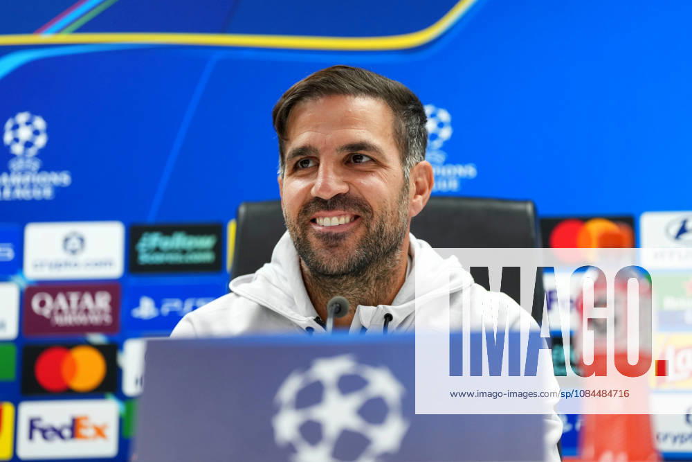 Press conference, PK, Pressekonferenz Champions League Como 1907 2026 2027 Rotterdam - Coach Cesc Fabregas of Como 1907 shares a laugh during a press conference before the Champions League match against Feyenoord Rotterdam. The press conference is set at Stadion Feijenoord on 13 October 2026 in Rotterdam, Netherlands. (Hero Images Yannick Verhoeven)