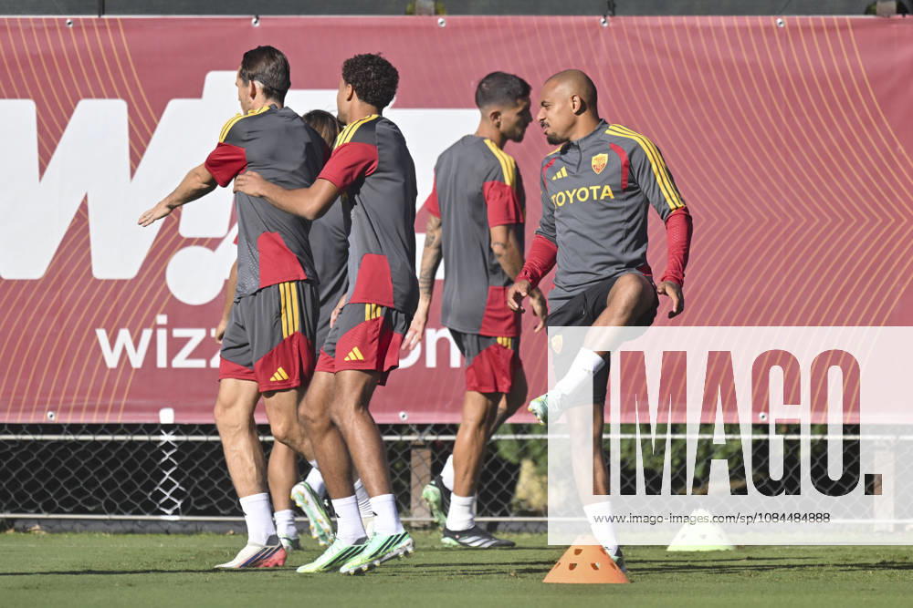 IPA89639269 - Donyell Malen of Roma during a training session ahead of the UEFA Champions League soccer match between AS Roma and Real Madrid, as well as the press conference, PK, Pressekonferenz and training at the Trigoria Training Center on October 13, 2026, in Rome, Italy. During the AS Roma press conference for the UEFA Champions League soccer match in Rome, Italy, on October 13, 2026