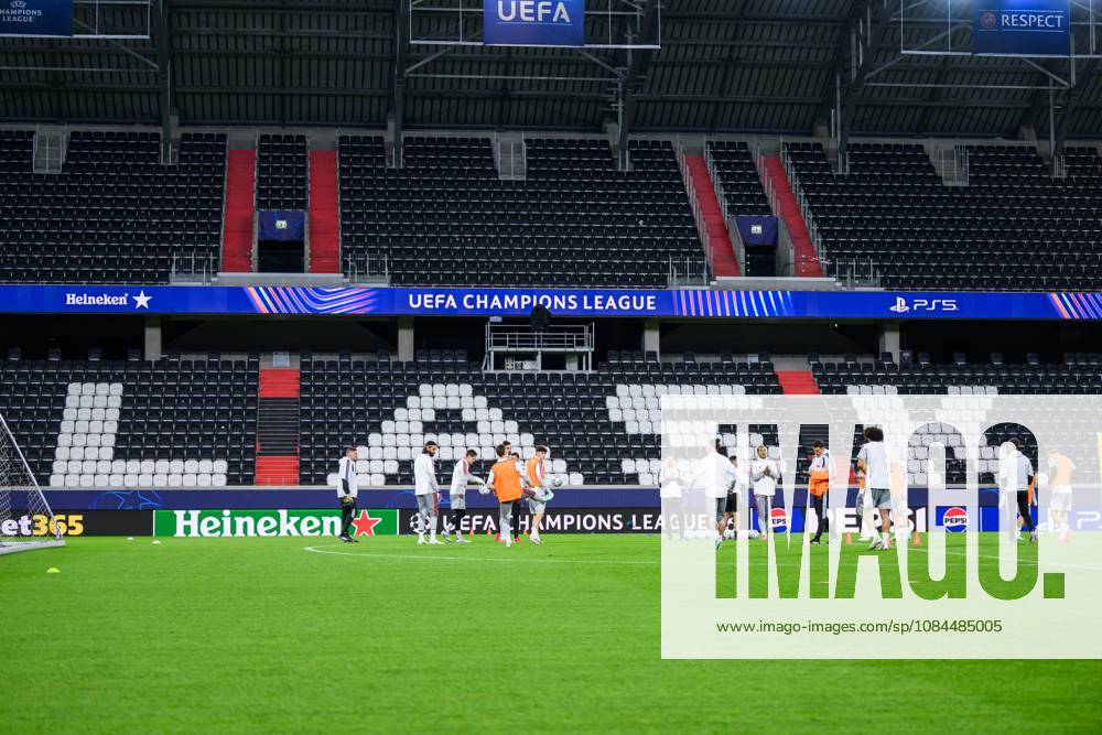 SOCCER - UEFA CL, LASK vs Liverpool LINZ,AUSTRIA,13.OCT.26 - SOCCER - UEFA Champions League, Linzer ASK vs Liverpool FC, preview, training Liverpool. Image shows the team of Liverpool. GEPAxpictures xChristianxMoser