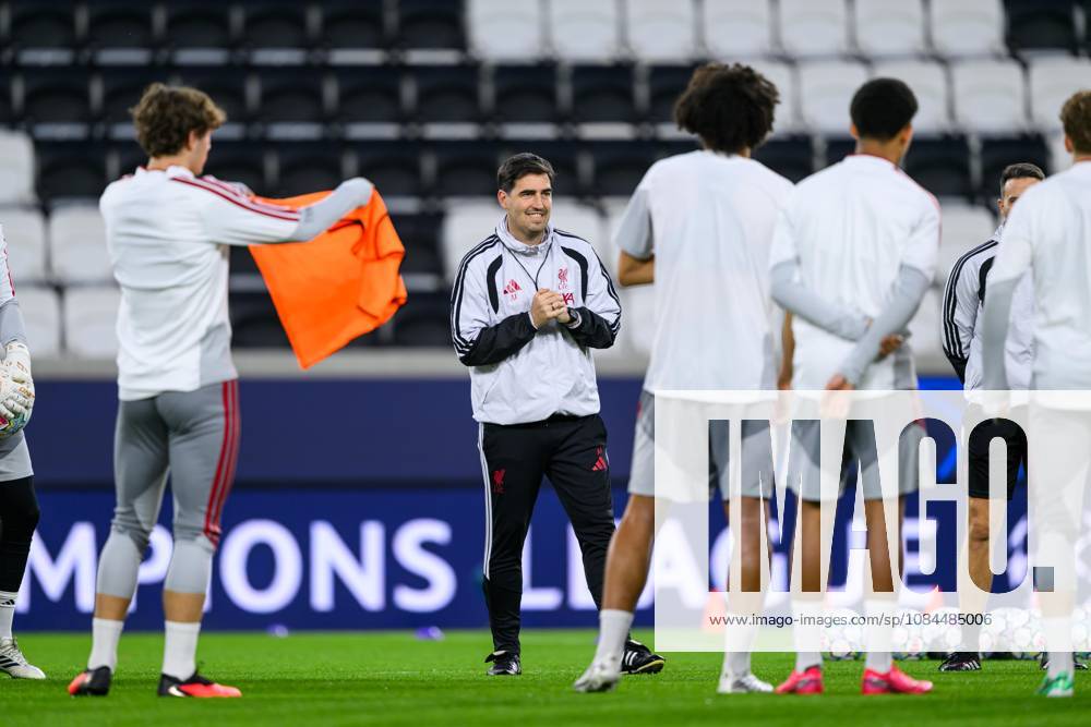 SOCCER - UEFA CL, LASK vs Liverpool LINZ,AUSTRIA,13.OCT.26 - SOCCER - UEFA Champions League, Linzer ASK vs Liverpool FC, preview, training Liverpool. Image shows head coach Andoni Iraola (Liverpool). GEPAxpictures xChristianxMoser