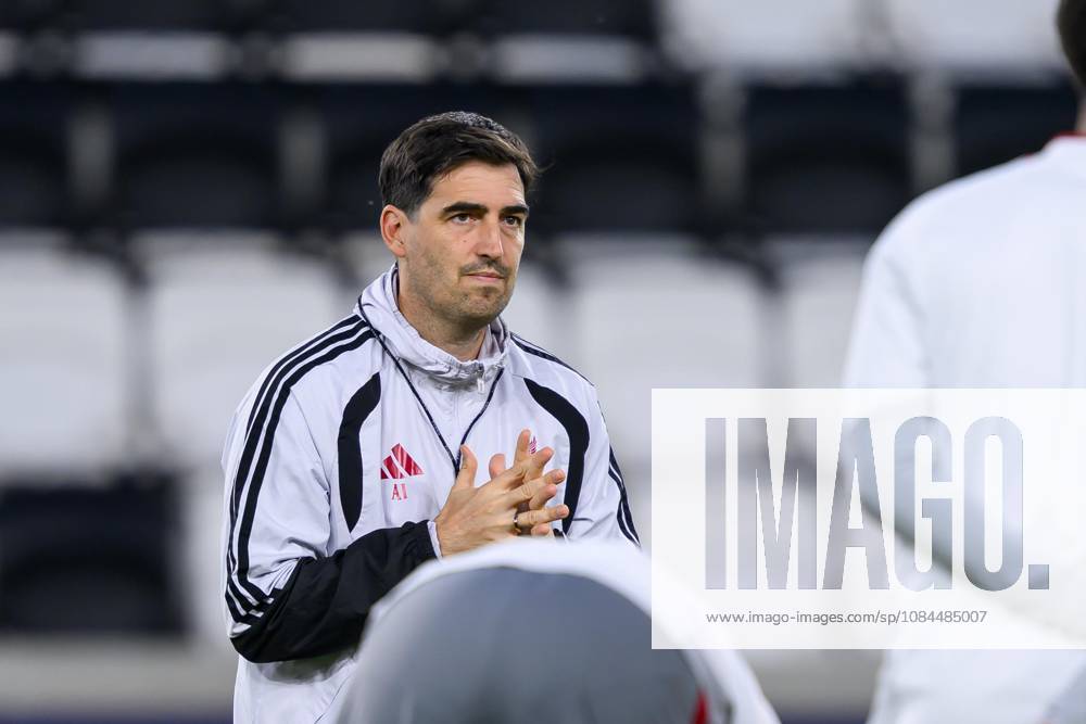 SOCCER - UEFA CL, LASK vs Liverpool LINZ,AUSTRIA,13.OCT.26 - SOCCER - UEFA Champions League, Linzer ASK vs Liverpool FC, preview, training Liverpool. Image shows head coach Andoni Iraola (Liverpool). GEPAxpictures xChristianxMoser