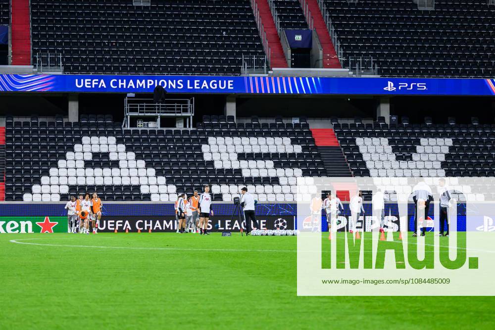 SOCCER - UEFA CL, LASK vs Liverpool LINZ,AUSTRIA,13.OCT.26 - SOCCER - UEFA Champions League, Linzer ASK vs Liverpool FC, preview, training Liverpool. Image shows the team of Liverpool. GEPAxpictures xChristianxMoser
