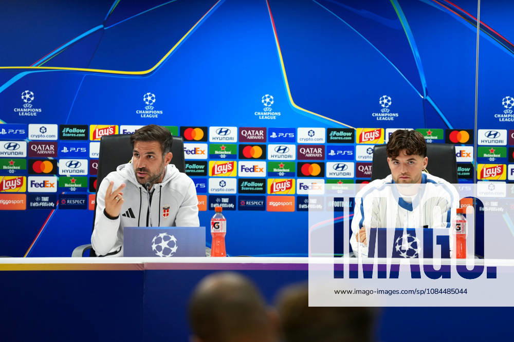 Press conference, PK, Pressekonferenz Champions League Como 1907 2026 2027 Rotterdam - Coach Cesc Fabregas of Como 1907 talks with Martin Baturina of Como 1907 during a press conference before the Champions League match against Feyenoord Rotterdam. The press conference is set at Stadion Feijenoord on 13 October 2026 in Rotterdam, Netherlands. (Hero Images Yannick Verhoeven)