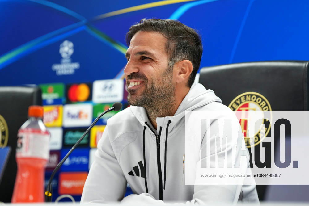 Press conference, PK, Pressekonferenz Champions League Como 1907 2026 2027 Rotterdam - Coach Cesc Fabregas of Como 1907 shares a laugh during a press conference before the Champions League match against Feyenoord Rotterdam. The press conference is set at Stadion Feijenoord on 13 October 2026 in Rotterdam, Netherlands. (Hero Images Yannick Verhoeven)