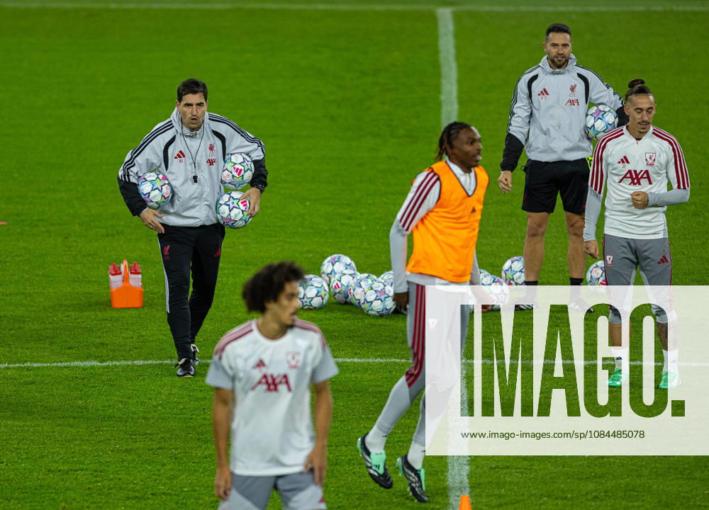 Football - UEFA Champions League - LASK v Liverpool FC - MD-1 LINZ, AUSTRIA - Tuesday, October 13, 2026: Liverpool s head coach Andoni Iraola during a training session ahead of the UEFA Champions League 2026 27 League Phase MD2 match between LASK and Liverpool FC at the Oberösterreich Arena. (Photo by David Rawcliffe Propaganda) LINZ Oberösterreich Arena UPPER AUSTRIA AUSTRIA