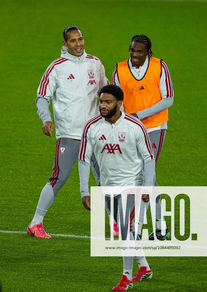 Football - UEFA Champions League - LASK v Liverpool FC - MD-1 LINZ, AUSTRIA - Tuesday, October 13, 2026: Liverpool s captain Virgil van Dijk (L) and Jà rà my Jacquet during a training session ahead of the UEFA Champions League 2026 27 League Phase MD2 match between LASK and Liverpool FC at the Oberösterreich Arena. (Photo by David Rawcliffe Propaganda) LINZ Oberösterreich Arena UPPER AUSTRIA AUSTRIA
