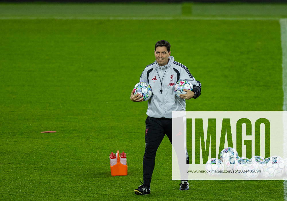 Football - UEFA Champions League - LASK v Liverpool FC - MD-1 LINZ, AUSTRIA - Tuesday, October 13, 2026: Liverpool s head coach Andoni Iraola during a training session ahead of the UEFA Champions League 2026 27 League Phase MD2 match between LASK and Liverpool FC at the Oberösterreich Arena. (Photo by David Rawcliffe Propaganda) LINZ Oberösterreich Arena UPPER AUSTRIA AUSTRIA
