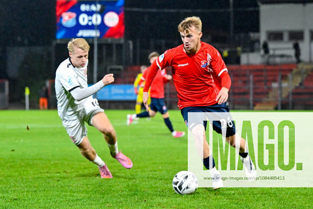 V.li.: Maximilian Seemueller (Landsberg, 11) Andy Breuer (Unterhaching, 26) im Zweikampf, Duell, duel, tackle, Dynamik, Action, Aktion, 13.10.2026, Unterhaching (Deutschland), Fussball, Regionalliga Bayern, SpVgg Unterhaching - TSV 1882 Landsberg