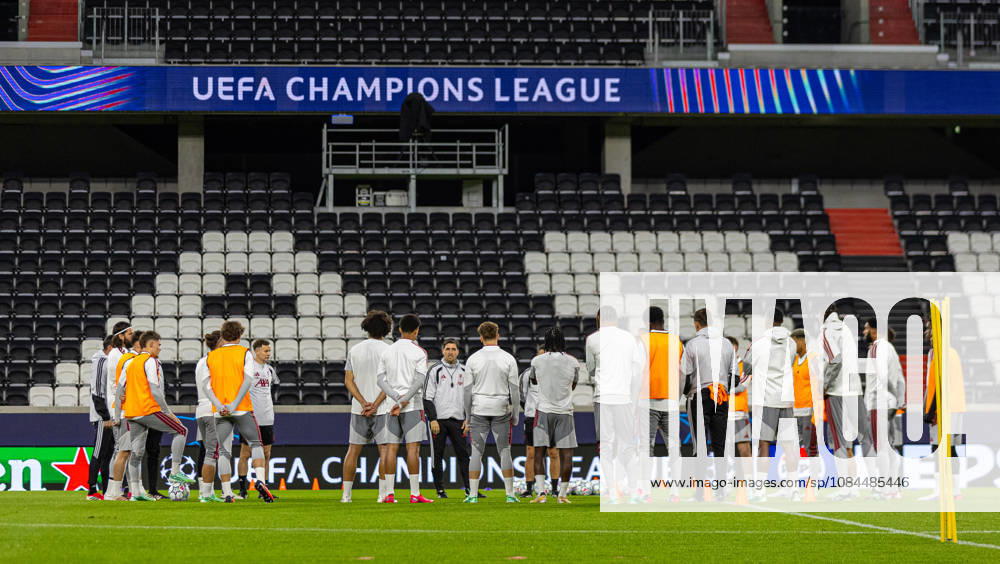Football - UEFA Champions League - LASK v Liverpool FC - MD-1 LINZ, AUSTRIA - Tuesday, October 13, 2026: Liverpool s head coach Andoni Iraola during a training session ahead of the UEFA Champions League 2026 27 League Phase MD2 match between LASK and Liverpool FC at the Oberösterreich Arena. (Photo by David Rawcliffe Propaganda) LINZ Oberösterreich Arena UPPER AUSTRIA AUSTRIA