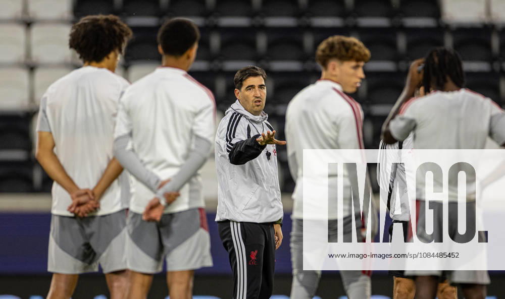 Football - UEFA Champions League - LASK v Liverpool FC - MD-1 LINZ, AUSTRIA - Tuesday, October 13, 2026: Liverpool s head coach Andoni Iraola during a training session ahead of the UEFA Champions League 2026 27 League Phase MD2 match between LASK and Liverpool FC at the Oberösterreich Arena. (Photo by David Rawcliffe Propaganda) LINZ Oberösterreich Arena UPPER AUSTRIA AUSTRIA