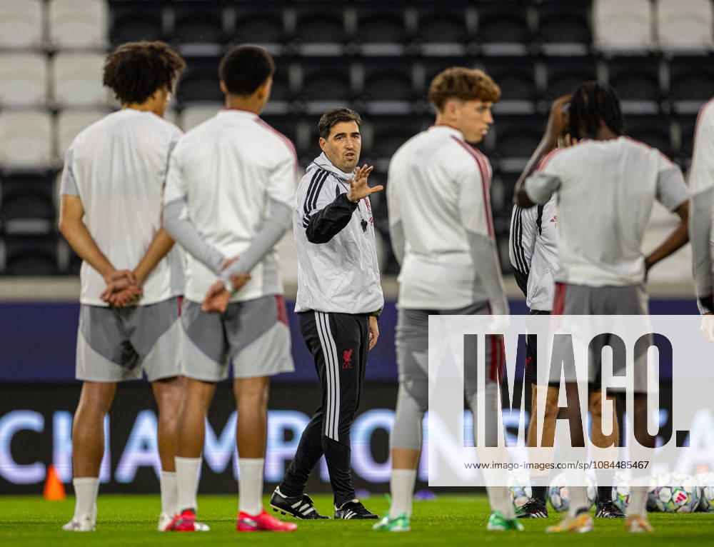 Football - UEFA Champions League - LASK v Liverpool FC - MD-1 LINZ, AUSTRIA - Tuesday, October 13, 2026: Liverpool s head coach Andoni Iraola during a training session ahead of the UEFA Champions League 2026 27 League Phase MD2 match between LASK and Liverpool FC at the Oberösterreich Arena. (Photo by David Rawcliffe Propaganda) LINZ Oberösterreich Arena UPPER AUSTRIA AUSTRIA
