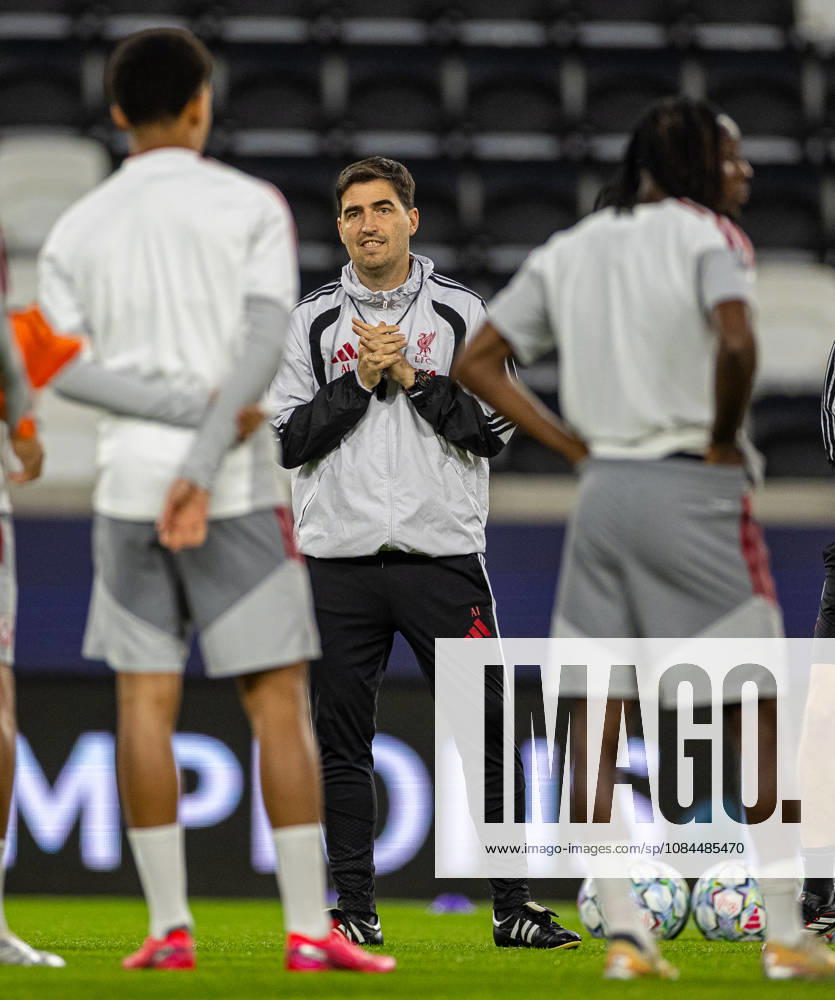 Football - UEFA Champions League - LASK v Liverpool FC - MD-1 LINZ, AUSTRIA - Tuesday, October 13, 2026: Liverpool s head coach Andoni Iraola during a training session ahead of the UEFA Champions League 2026 27 League Phase MD2 match between LASK and Liverpool FC at the Oberösterreich Arena. (Photo by David Rawcliffe Propaganda) LINZ Oberösterreich Arena UPPER AUSTRIA AUSTRIA