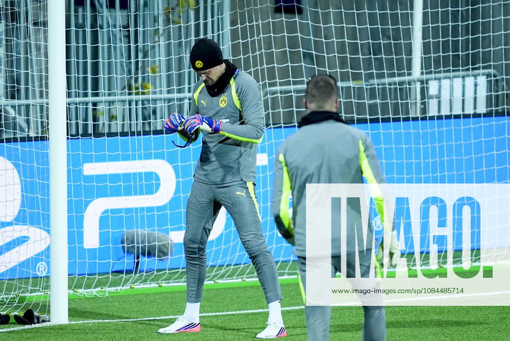 Champions League Bodo Glimt Borussia Dortmund Bodo 20261013 Borussia Dortmund s goalkeepers are training while wearing a certain type of glasses at Aspmyra Stadium, the day of the Champions League soccer match between Bodo Glimt and Borussia Dortmund. Photo: Terje Pedersen, NTB, Bodo, Norway. . RESTRICTED USE FOR BETTING COMPANIES.