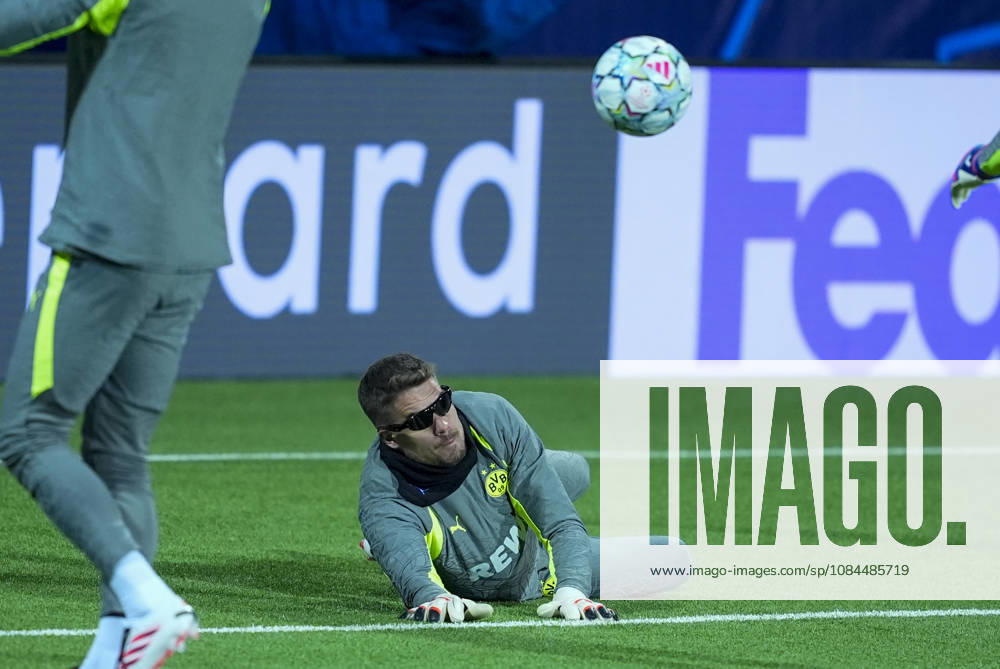 Champions League Bodo Glimt Borussia Dortmund Bodo 20261013 Borussia Dortmund s goalkeepers are training while wearing a certain type of glasses at Aspmyra Stadium, the day of the Champions League soccer match between Bodo Glimt and Borussia Dortmund. Photo: Terje Pedersen, NTB, Bodo, Norway. . RESTRICTED USE FOR BETTING COMPANIES.