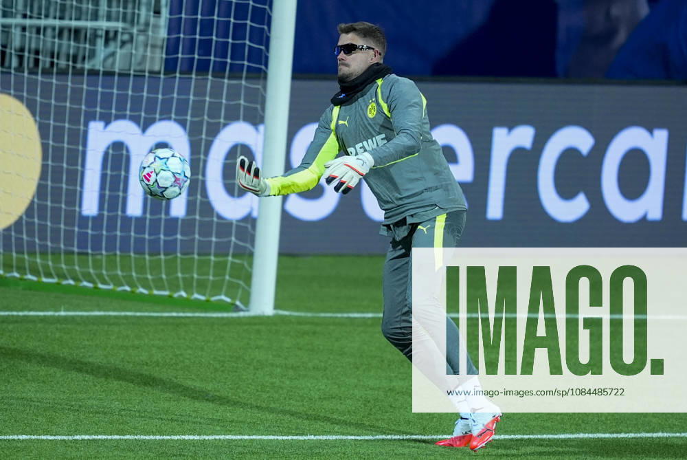 Champions League Bodo Glimt Borussia Dortmund Bodo 20261013 Borussia Dortmund s goalkeepers are training while wearing a certain type of glasses at Aspmyra Stadium, the day of the Champions League soccer match between Bodo Glimt and Borussia Dortmund. Photo: Terje Pedersen, NTB, Bodo, Norway. . RESTRICTED USE FOR BETTING COMPANIES.