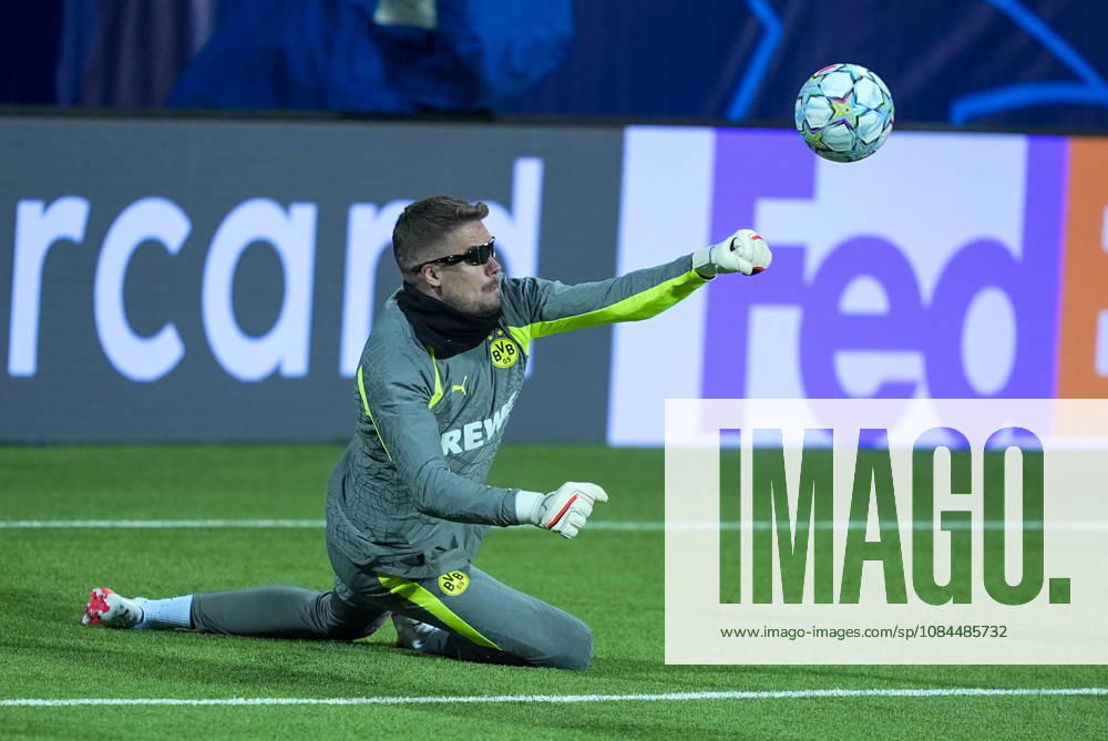 Champions League Bodo Glimt Borussia Dortmund Bodo 20261013 Borussia Dortmund s goalkeepers are training while wearing a certain type of glasses at Aspmyra Stadium, the day of the Champions League soccer match between Bodo Glimt and Borussia Dortmund. Photo: Terje Pedersen, NTB, Bodo, Norway. . RESTRICTED USE FOR BETTING COMPANIES.