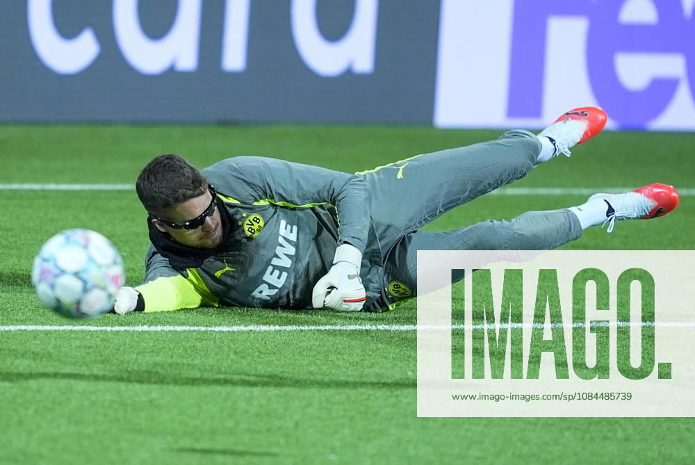 Champions League Bodo Glimt Borussia Dortmund Bodo 20261013 Borussia Dortmund s goalkeepers are training while wearing a certain type of glasses at Aspmyra Stadium, the day of the Champions League soccer match between Bodo Glimt and Borussia Dortmund. Photo: Terje Pedersen, NTB, Bodo, Norway. . RESTRICTED USE FOR BETTING COMPANIES.