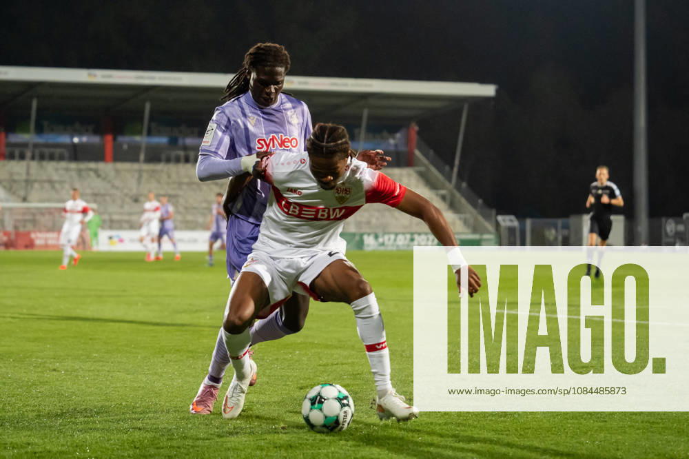 Fussball 3. Liga, VfB Stuttgart U23 - TSG Hoffenheim II, v.l. Jykese Fields (11, TSG Hoffenheim II) gegen Joyeux Masanka Bungi (24, VfB Stuttgart II) Aspach