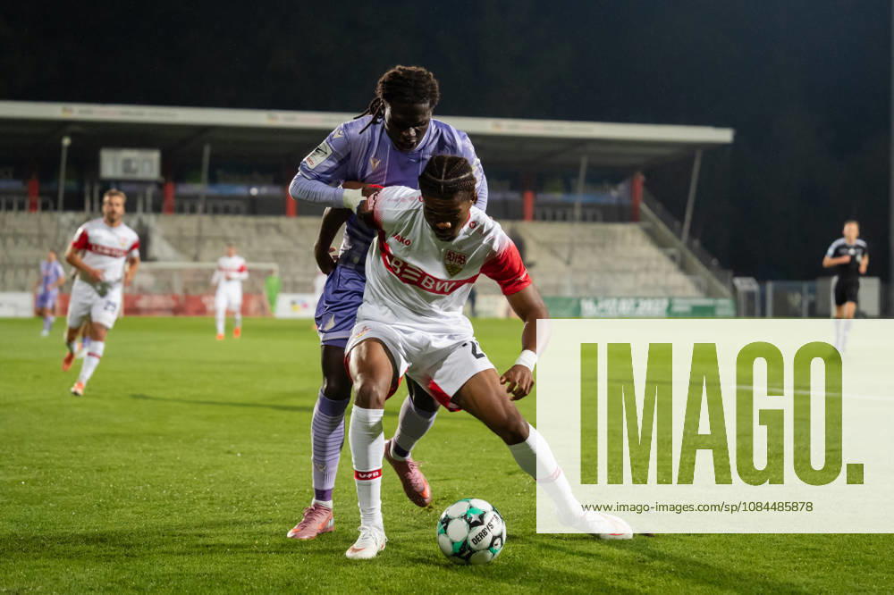 Fussball 3. Liga, VfB Stuttgart U23 - TSG Hoffenheim II, v.l. Jykese Fields (11, TSG Hoffenheim II) gegen Joyeux Masanka Bungi (24, VfB Stuttgart II) Aspach