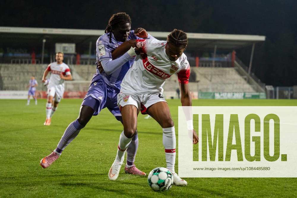Fussball 3. Liga, VfB Stuttgart U23 - TSG Hoffenheim II, v.l. Jykese Fields (11, TSG Hoffenheim II) gegen Joyeux Masanka Bungi (24, VfB Stuttgart II) Aspach