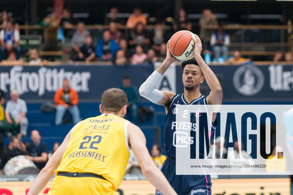 Borisa Simanic (MBC, 22), Michael Diggins Jr (Bristol, 2), Syntainics MBC vs. Bristol Flyers, European North Basketball League, ENBL, 2026 27, Deutschland, Großbritannien, 13.10.2026 Weissenfels Stadthalle Sachsen-Anhalt Deutschland