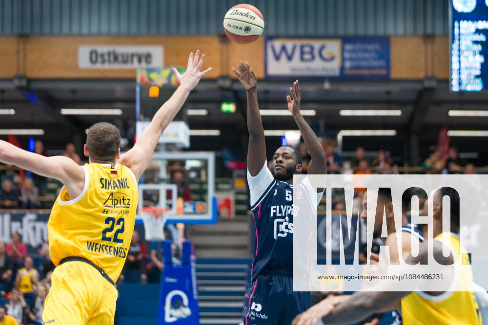 Borisa Simanic (MBC, 22), Davion Bailey (Bristol, 5), Syntainics MBC vs. Bristol Flyers, European North Basketball League, ENBL, 2026 27, Deutschland, Großbritannien, 13.10.2026 Weissenfels Stadthalle Sachsen-Anhalt Deutschland