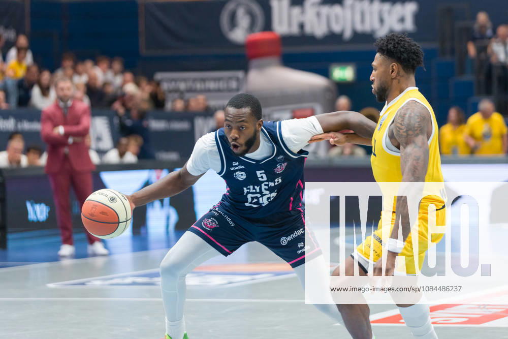 Davion Bailey (Bristol, 5), Anthony Gaines (MBC, 11), Syntainics MBC vs. Bristol Flyers, European North Basketball League, ENBL, 2026 27, Deutschland, Großbritannien, 13.10.2026 Weissenfels Stadthalle Sachsen-Anhalt Deutschland