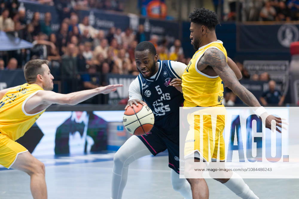 Spencer Reaves (MBC, 31), Davion Bailey (Bristol, 5), Anthony Gaines (MBC, 11), Syntainics MBC vs. Bristol Flyers, European North Basketball League, ENBL, 2026 27, Deutschland, Großbritannien, 13.10.2026 Weissenfels Stadthalle Sachsen-Anhalt Deutschland