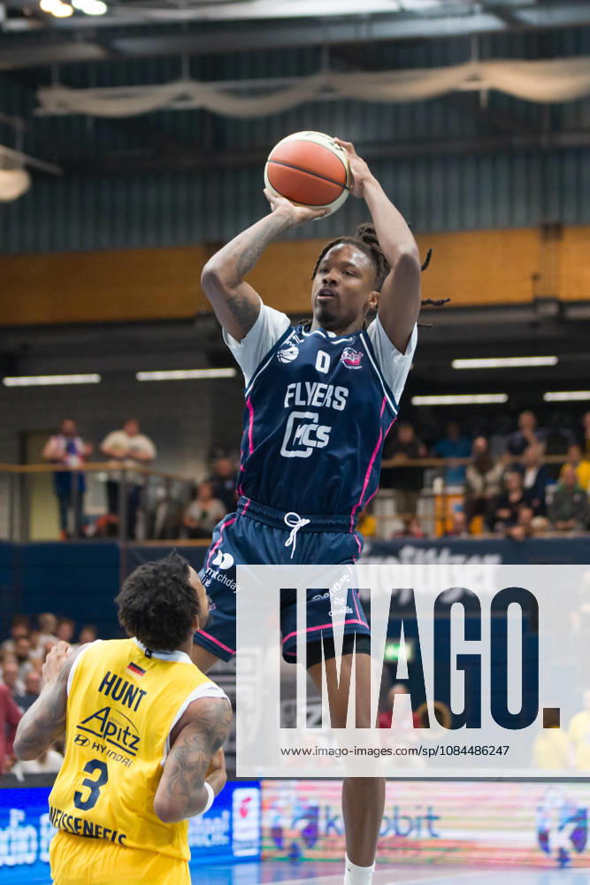 DeLonnie Hunt (MBC, 3), Cam Holden (Bristol, 0), Syntainics MBC vs. Bristol Flyers, European North Basketball League, ENBL, 2026 27, Deutschland, Großbritannien, 13.10.2026 Weissenfels Stadthalle Sachsen-Anhalt Deutschland