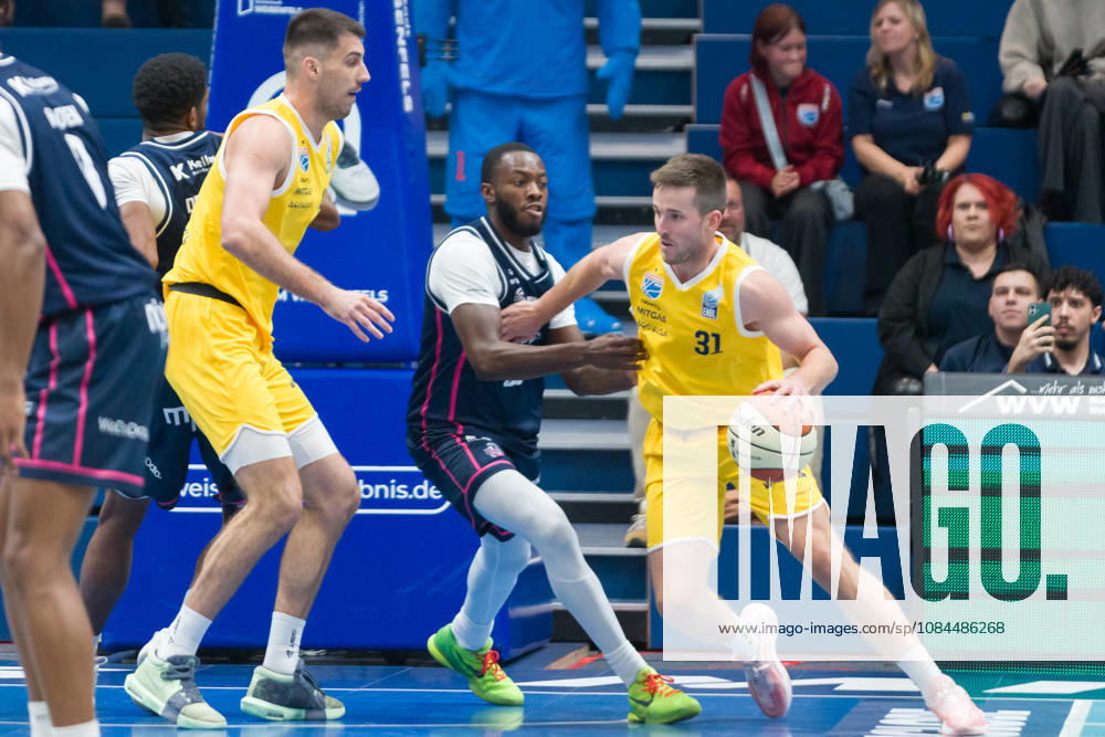 Jure Planinic (MBC, 44), Davion Bailey (Bristol, 5), Spencer Reaves (MBC, 31), Syntainics MBC vs. Bristol Flyers, European North Basketball League, ENBL, 2026 27, Deutschland, Großbritannien, 13.10.2026 Weissenfels Stadthalle Sachsen-Anhalt Deutschland