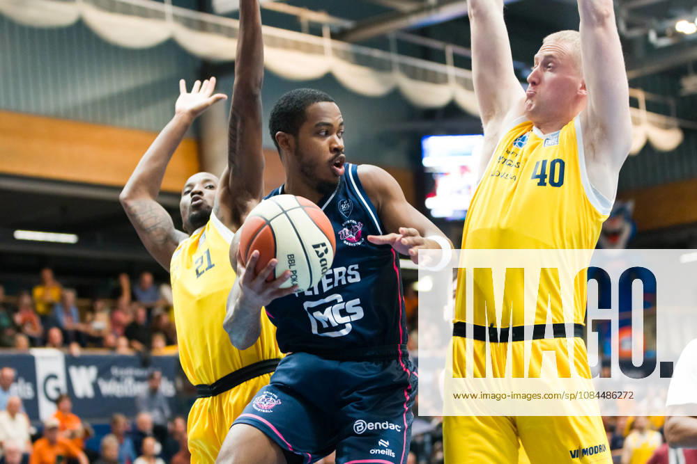 Kris Clyburn (MBC, 21), Kasen Jennings (Bristol, 13), Collin Welp (MBC, 40), Syntainics MBC vs. Bristol Flyers, European North Basketball League, ENBL, 2026 27, Deutschland, Großbritannien, 13.10.2026 Weissenfels Stadthalle Sachsen-Anhalt Deutschland