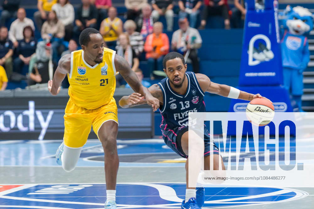 Kris Clyburn (MBC, 21), Kasen Jennings (Bristol, 13), Syntainics MBC vs. Bristol Flyers, European North Basketball League, ENBL, 2026 27, Deutschland, Großbritannien, 13.10.2026 Weissenfels Stadthalle Sachsen-Anhalt Deutschland