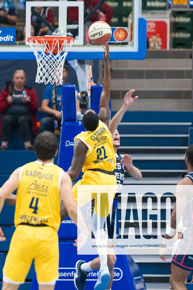 Vuk Radojicic (MBC, 4), Kris Clyburn (MBC, 21), Milos Dugalic (Bristol, 25), Syntainics MBC vs. Bristol Flyers, European North Basketball League, ENBL, 2026 27, Deutschland, Großbritannien, 13.10.2026 Weissenfels Stadthalle Sachsen-Anhalt Deutschland