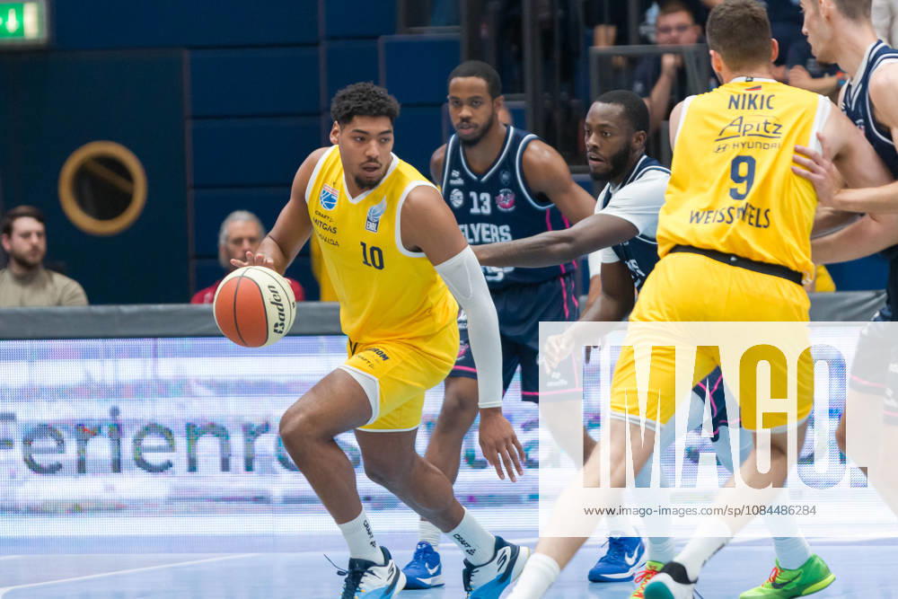 Kostja Mushidi (MBC, 10), Kasen Jennings (Bristol, 13), Davion Bailey (Bristol, 5), Kresimir Nikic (MBC. 9), Syntainics MBC vs. Bristol Flyers, European North Basketball League, ENBL, 2026 27, Deutschland, Großbritannien, 13.10.2026 Weissenfels Stadthalle Sachsen-Anhalt Deutschland