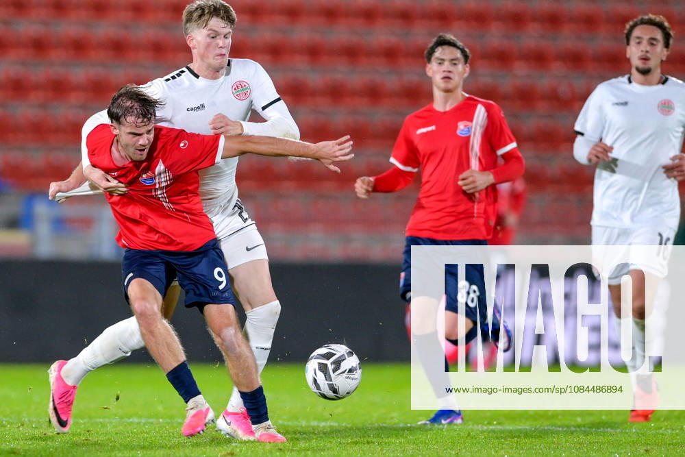 V.li.: Jeroen Krupa (Unterhaching, 9) Benedikt Kuhn (Landsberg, 24) im Zweikampf, Duell, duel, tackle, Dynamik, Action, Aktion, 13.10.2026, Unterhaching (Deutschland), Fussball, Regionalliga Bayern, SpVgg Unterhaching - TSV 1882 Landsberg