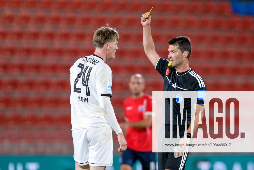 Andreas Dinger (Schiedsrichter, Referee) zeigt Benedikt Kuhn (Landsberg, 24) die Gelbe Karte, Verwarnung, yellow card, 13.10.2026, Unterhaching (Deutschland), Fussball, Regionalliga Bayern, SpVgg Unterhaching - TSV 1882 Landsberg