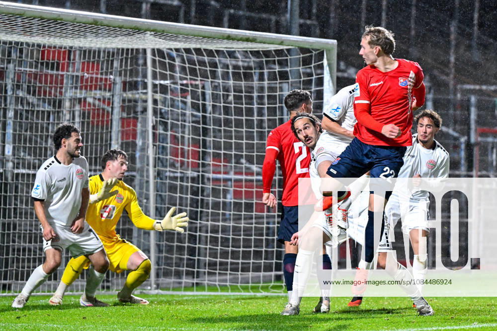 Cornelius Pfeiffer (Unterhaching, 22) köpft das Tor zum 2:0 v.li.: Maximilian Holdenrieder (Landsberg, 14) Maurice Merkl (Torwart, Landsberg, 22) Cornelius Pfeiffer (Unterhaching, 22), 13.10.2026, Unterhaching (Deutschland), Fussball, Regionalliga Bayern, SpVgg Unterhaching - TSV 1882 Landsberg