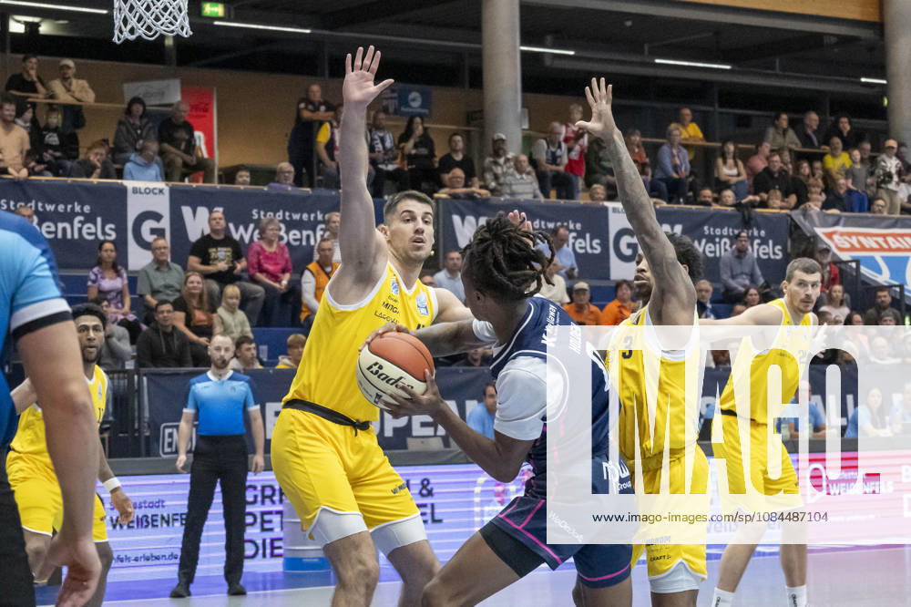 ENBL - 2026 2027 - Syntainics MBC vs.Bristol Flyers Weissenfels, Deutschland 13.Oktober 2026: Im Bild:v. li. im Zweikampf Jure Planinic (Weissenfels), Cam Holden (Bristol) ud DeLonnie Hunt (Weissenfels) Weissenfels Stadthalle Sachsen-Anhalt Deutschland