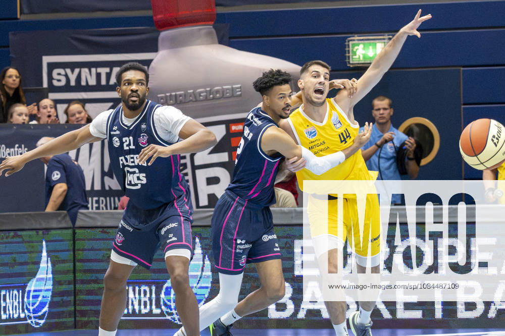 ENBL - 2026 2027 - Syntainics MBC vs.Bristol Flyers Weissenfels, Deutschland 13.Oktober 2026: Im Bild:v.li.Marcus Delpeche (Bristol), Michael Diggins Jr. (Bristol) und Jure Planinic (Weissenfels) Weissenfels Stadthalle Sachsen-Anhalt Deutschland