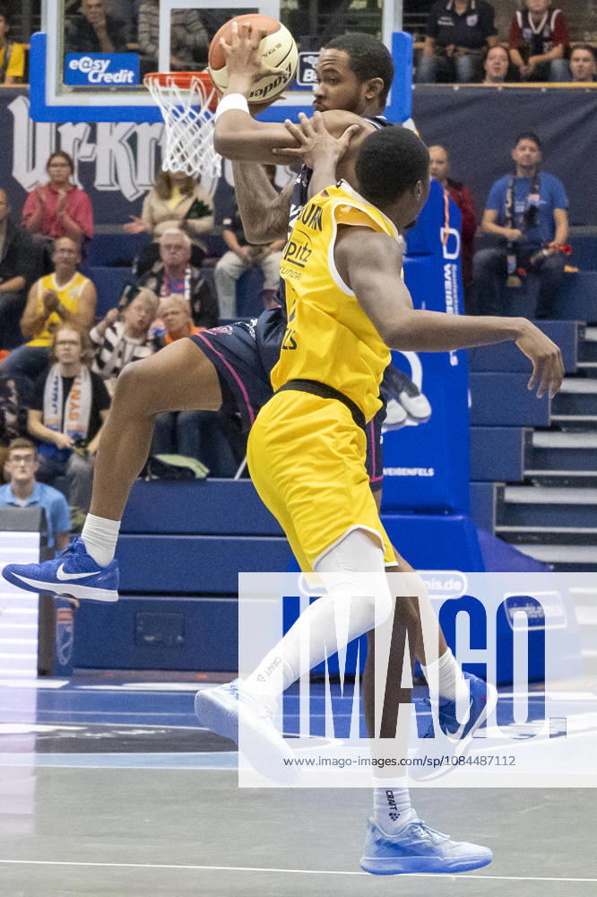 ENBL - 2026 2027 - Syntainics MBC vs.Bristol Flyers Weissenfels, Deutschland 13.Oktober 2026: Im Bild:v.li.Kasen Jennings (Bristol) und Kris Clyburn (Weissenfels) Weissenfels Stadthalle Sachsen-Anhalt Deutschland