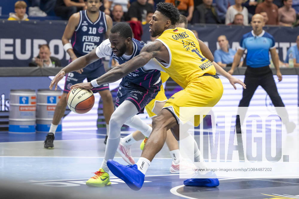ENBL - 2026 2027 - Syntainics MBC vs.Bristol Flyers Weissenfels, Deutschland 13.Oktober 2026: Im Bild:v. li. im Zweikampf Davion Bailey (Bristol) und Kostja Mushidi (Weissenfels) Weissenfels Stadthalle Sachsen-Anhalt Deutschland