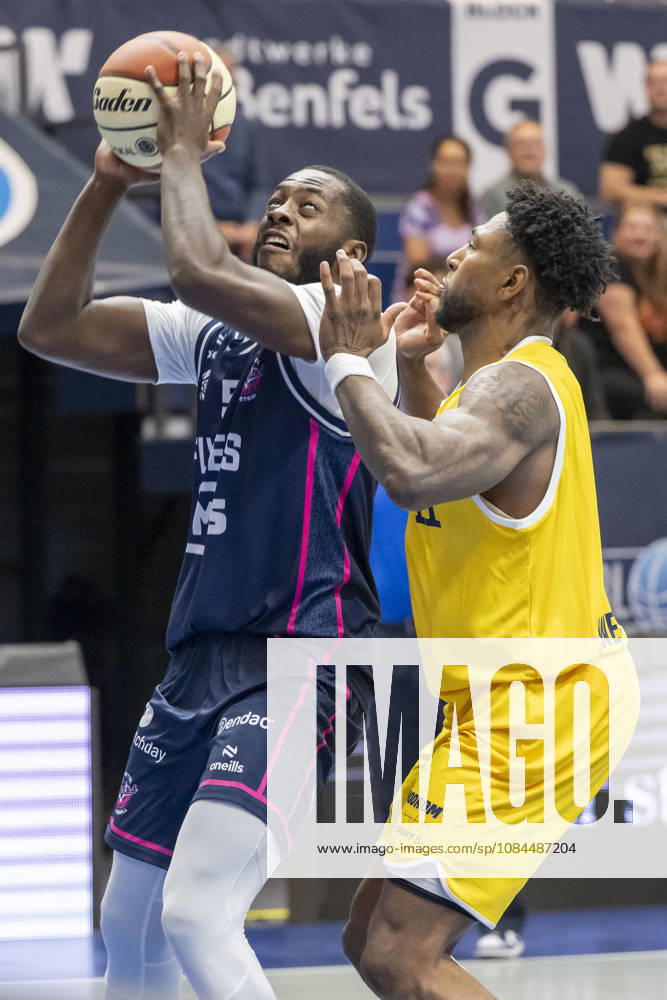 ENBL - 2026 2027 - Syntainics MBC vs.Bristol Flyers Weissenfels, Deutschland 13.Oktober 2026: Im Bild:v. li. im Zweikampf Davion Bailey (Bristol) und Anthony Gaines (Weissenfels) Weissenfels Stadthalle Sachsen-Anhalt Deutschland