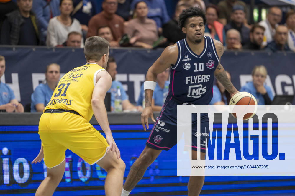 ENBL - 2026 2027 - Syntainics MBC vs.Bristol Flyers Weissenfels, Deutschland 13.Oktober 2026: Im Bild:v.li.Spencer Reaves (Weissenfels) und Zach Anderson (Bristol) Weissenfels Stadthalle Sachsen-Anhalt Deutschland