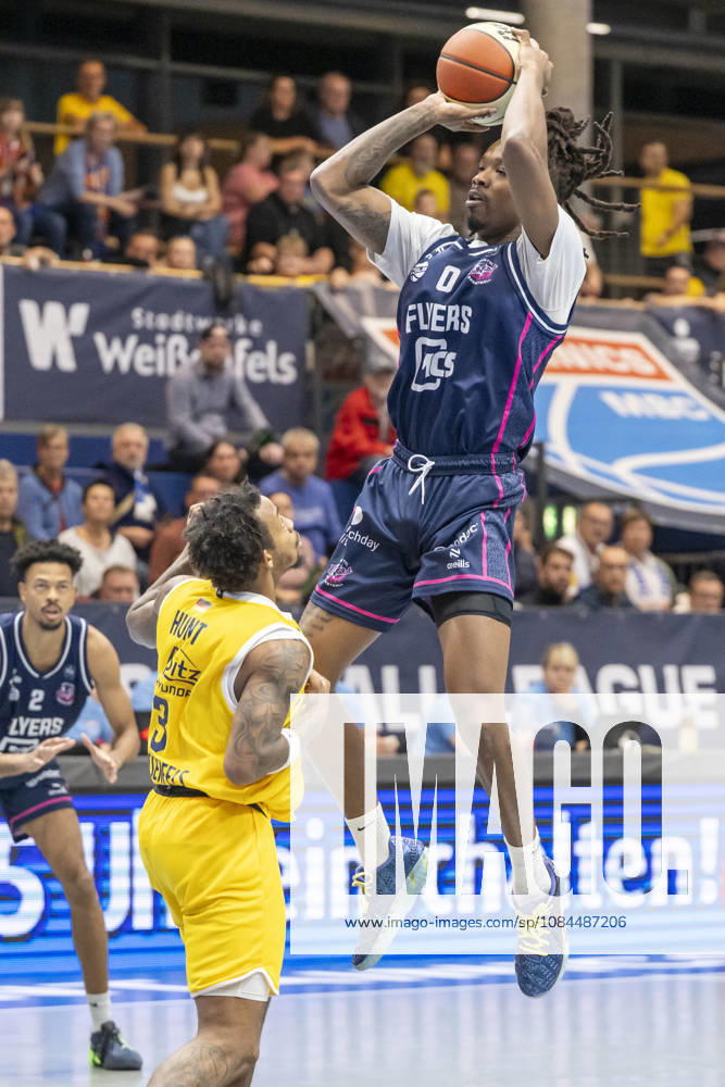 ENBL - 2026 2027 - Syntainics MBC vs.Bristol Flyers Weissenfels, Deutschland 13.Oktober 2026: Im Bild:v.li.DeLonnie Hunt (Weissenfels) und Cam Holden (Bristol) Weissenfels Stadthalle Sachsen-Anhalt Deutschland