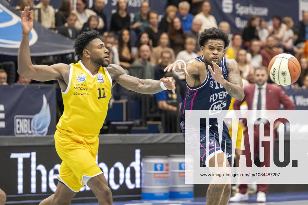 ENBL - 2026 2027 - Syntainics MBC vs.Bristol Flyers Weissenfels, Deutschland 13.Oktober 2026: Im Bild:v.li.Anthony Gaines (Weissenfels) und Zach Anderson (Bristol) Weissenfels Stadthalle Sachsen-Anhalt Deutschland