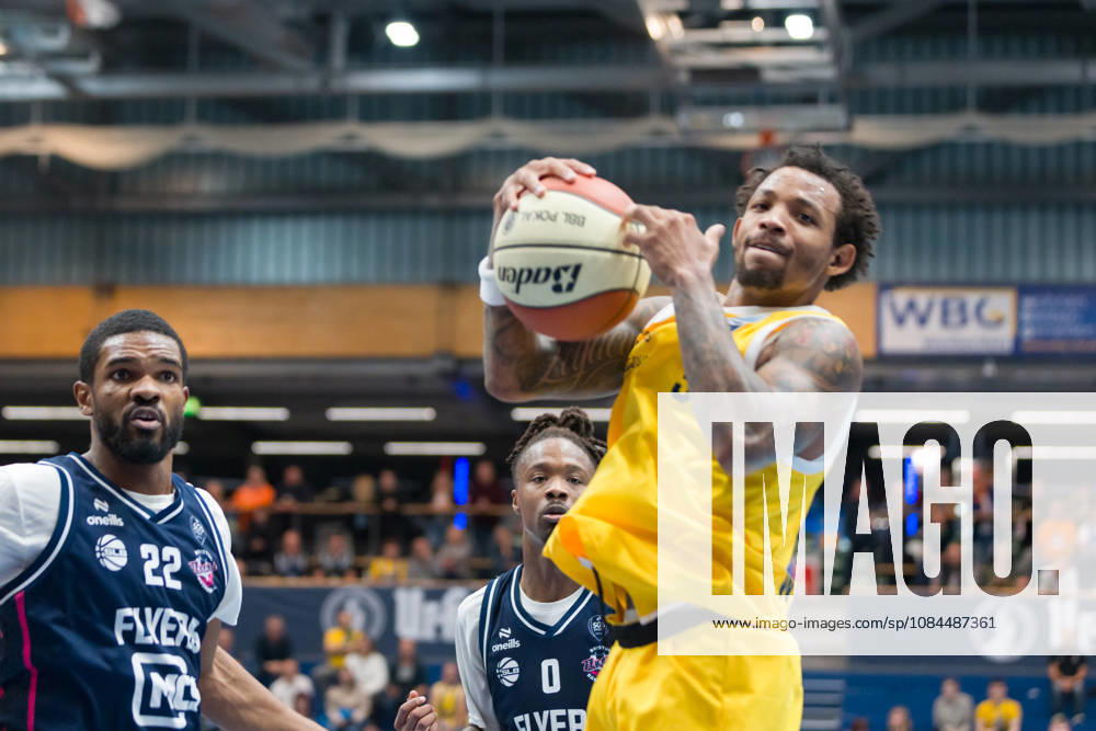 Malcom Delpeche (Bristol, 22), Cam Holden (Bristol, 0), DeLonnie Hunt (MBC, 3), Syntainics MBC vs. Bristol Flyers, European North Basketball League, ENBL, 2026 27, Deutschland, Großbritannien, 13.10.2026 Weissenfels Stadthalle Sachsen-Anhalt Deutschland