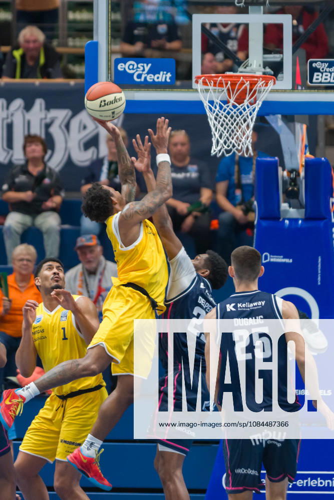 DeLonnie Hunt (MBC, 3), Malcom Delpeche (Bristol, 22), Milos Dugalic (Bristol, 25), Syntainics MBC vs. Bristol Flyers, European North Basketball League, ENBL, 2026 27, Deutschland, Großbritannien, 13.10.2026 Weissenfels Stadthalle Sachsen-Anhalt Deutschland