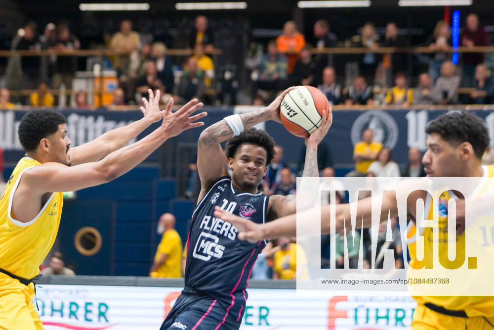 Gabriel de Oliveira (MBC, 1), Zach Anderson (Bristol, 10), Kostja Mushidi (MBC, 10), Syntainics MBC vs. Bristol Flyers, European North Basketball League, ENBL, 2026 27, Deutschland, Großbritannien, 13.10.2026 Weissenfels Stadthalle Sachsen-Anhalt Deutschland