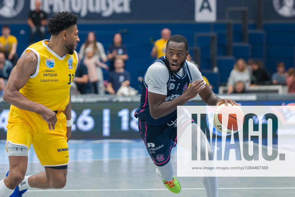 Anthony Gaines (MBC, 11), Davion Bailey (Bristol, 5), Syntainics MBC vs. Bristol Flyers, European North Basketball League, ENBL, 2026 27, Deutschland, Großbritannien, 13.10.2026 Weissenfels Stadthalle Sachsen-Anhalt Deutschland